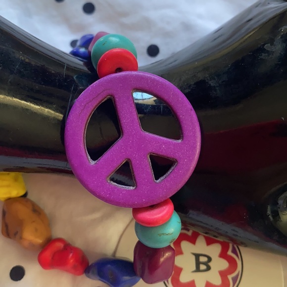 Handcrafted beaded bracelet. Multi color with ☮️ sign purple bead - Picture 2 of 7